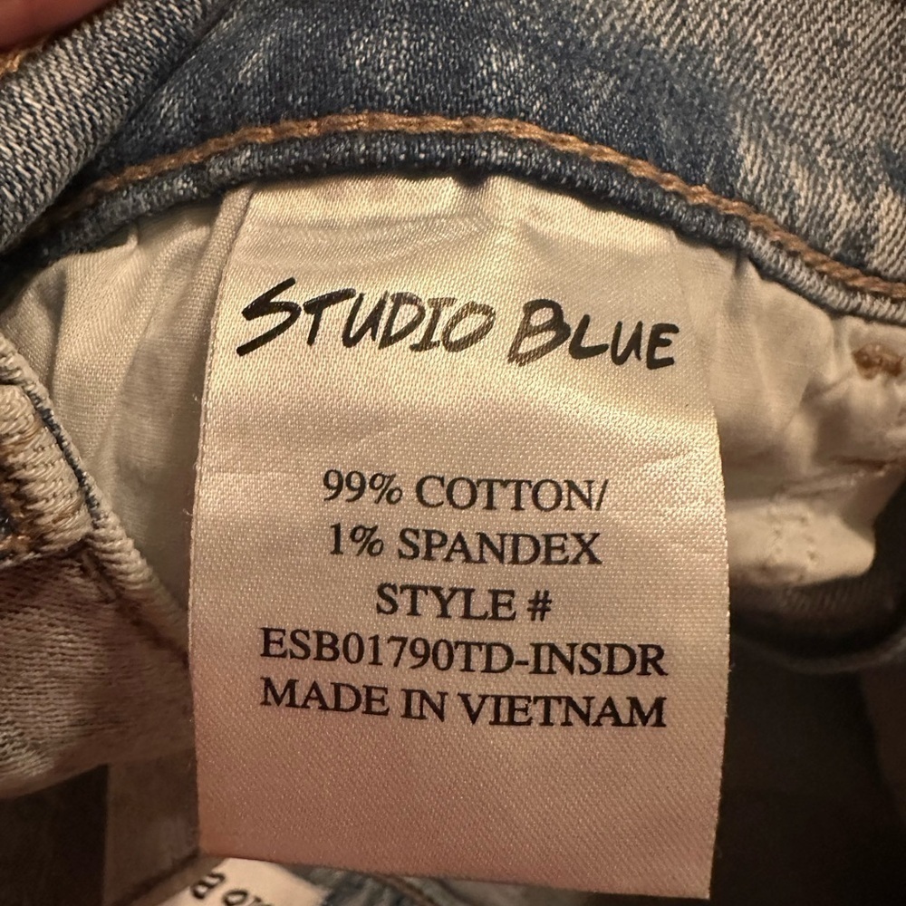 NWT Studio Blue light wash distressed boyfriend jeans - Picture 9 of 12